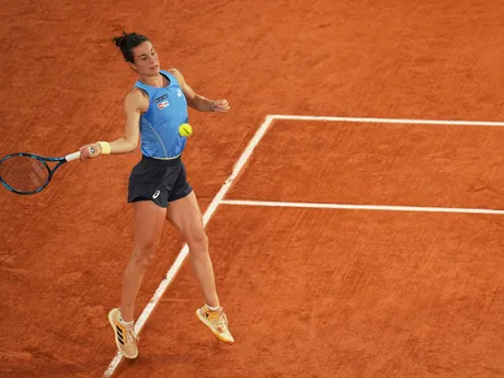 Francúzska tenistka Lois Boissonová v semifinálovom zápase proti Coco Gauffovej z USA na Roland Garros 2025.