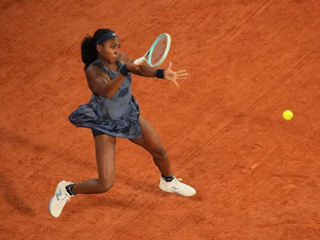 Americká tenistka Coco Gauffová v semifinálovom zápase proti Lois Boissonovej z Francúzska na Roland Garros 2025.
