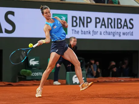 Francúzska tenistka Lois Boissonová v semifinálovom zápase proti Coco Gauffovej z USA na Roland Garros 2025.