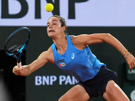 Francúzska tenistka Lois Boissonová v semifinálovom zápase proti Coco Gauffovej z USA na Roland Garros 2025.