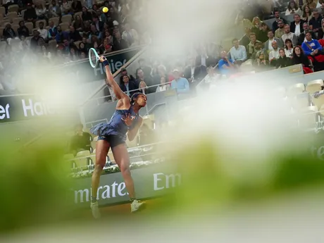 Americká tenistka Coco Gauffová v semifinálovom zápase proti Lois Boissonovej z Francúzska na Roland Garros 2025.