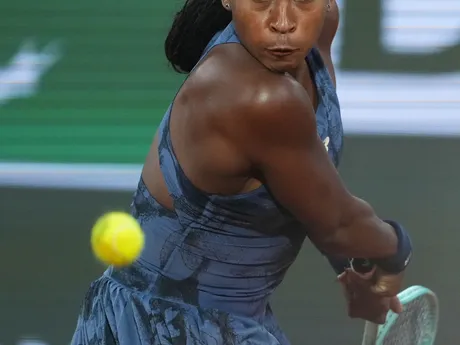 Americká tenistka Coco Gauffová v semifinálovom zápase proti Lois Boissonovej z Francúzska na Roland Garros 2025.