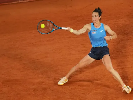 Francúzska tenistka Lois Boissonová v semifinálovom zápase proti Coco Gauffovej z USA na Roland Garros 2025.
