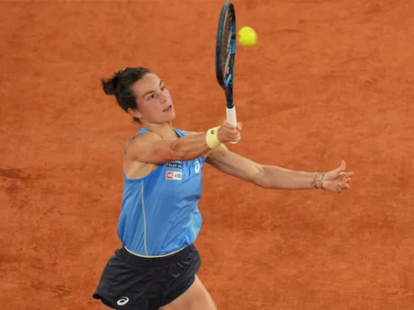 Francúzska tenistka Lois Boissonová v semifinálovom zápase proti Coco Gauffovej z USA na Roland Garros 2025.