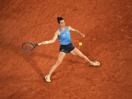 Francúzska tenistka Lois Boissonová v semifinálovom zápase proti Coco Gauffovej z USA na Roland Garros 2025.