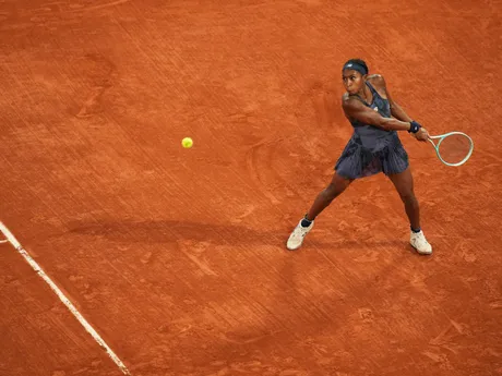 Americká tenistka Coco Gauffová v semifinálovom zápase proti Lois Boissonovej z Francúzska na Roland Garros 2025.