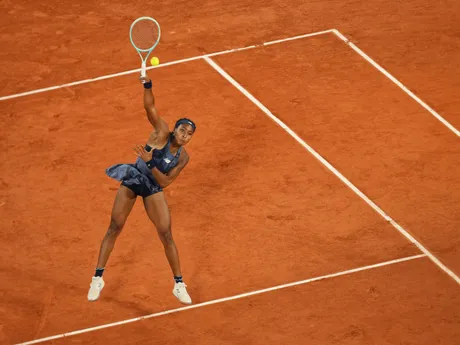 Americká tenistka Coco Gauffová v semifinálovom zápase proti Lois Boissonovej z Francúzska na Roland Garros 2025.