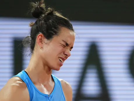 Francúzska tenistka Lois Boissonová v semifinálovom zápase proti Coco Gauffovej z USA na Roland Garros 2025.