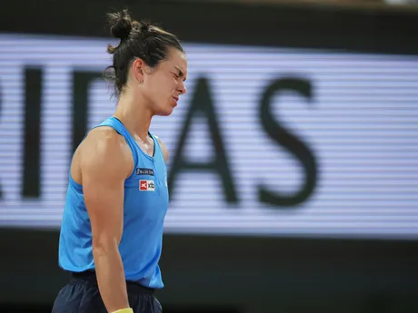 Francúzska tenistka Lois Boissonová v semifinálovom zápase proti Coco Gauffovej z USA na Roland Garros 2025.