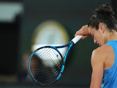 Francúzska tenistka Lois Boissonová v semifinálovom zápase proti Coco Gauffovej z USA na Roland Garros 2025.