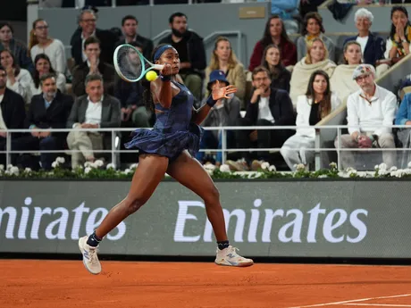Americká tenistka Coco Gauffová v semifinálovom zápase proti Lois Boissonovej z Francúzska na Roland Garros 2025.