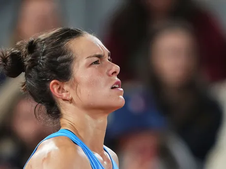 Francúzska tenistka Lois Boissonová v semifinálovom zápase proti Coco Gauffovej z USA na Roland Garros 2025.