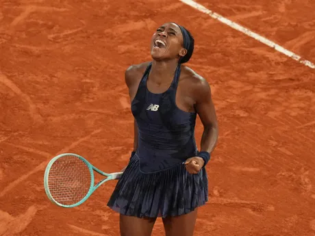 Americká tenistka Coco Gauffová oslavuje postup do finále po výhre nad Lois Boissonovou z Francúzska na Roland Garros 2025.