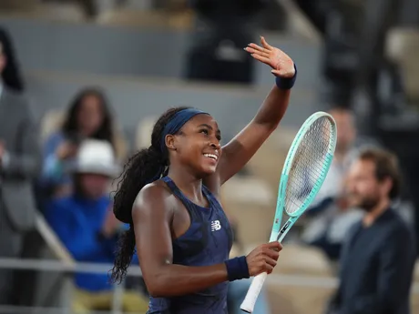 Americká tenistka Coco Gauffová oslavuje postup do finále po výhre nad Lois Boissonovou z Francúzska na Roland Garros 2025.