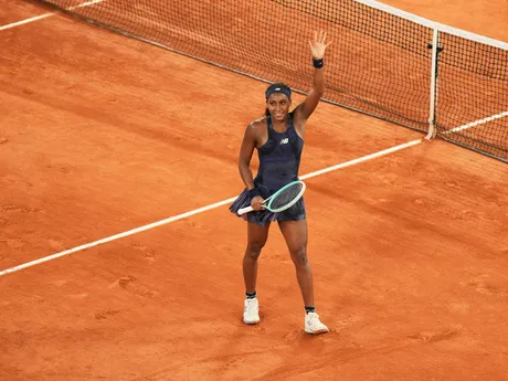 Americká tenistka Coco Gauffová oslavuje postup do finále po výhre nad Lois Boissonovou z Francúzska na Roland Garros 2025.