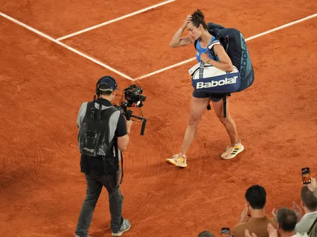 Francúzska tenistka Lois Boissonová opúšťa kurt po prehre v semifinále s Coco Gauffovou z USA na Roland Garros 2025.