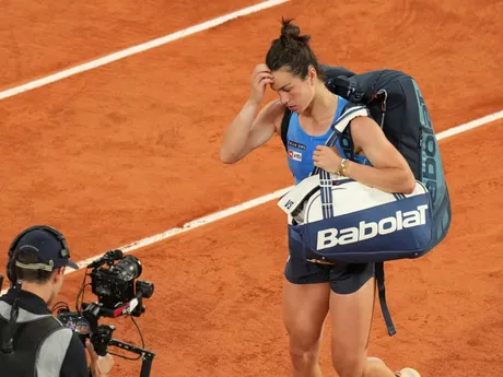 Francúzska tenistka Lois Boissonová opúšťa kurt po prehre v semifinále s Coco Gauffovou z USA na Roland Garros 2025.