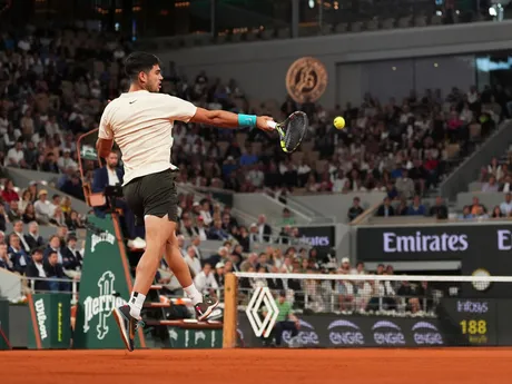 Carlos Alcaraz v zápase proti Lorenzovi Musettim počas semifinále Roland Garros 2025. 