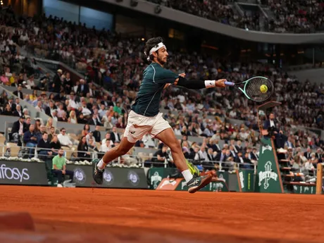 Lorenzo Musetti v zápase proti Carlosovi Alcarazovi v semifinále Roland Garros 2025. 