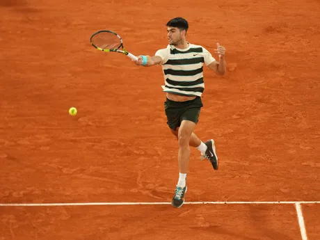 Carlos Alcaraz v zápase proti Lorenzovi Musettim počas semifinále Roland Garros 2025. 
