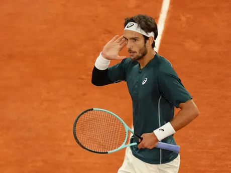 Lorenzo Musetti v zápase proti Carlosovi Alcarazovi v semifinále Roland Garros 2025. 