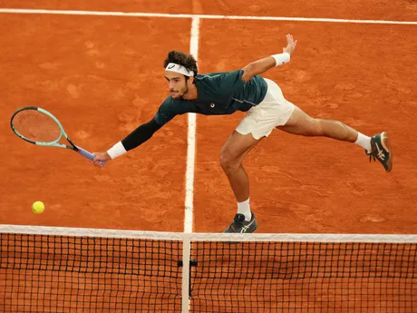 Lorenzo Musetti v zápase proti Carlosovi Alcarazovi v semifinále Roland Garros 2025. 