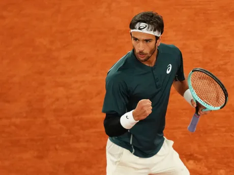 Lorenzo Musetti v zápase proti Carlosovi Alcarazovi v semifinále Roland Garros 2025. 