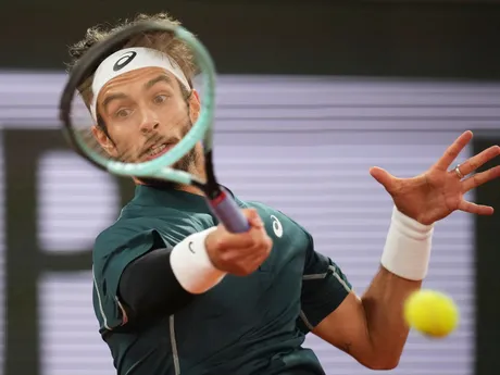 Lorenzo Musetti v zápase proti Carlosovi Alcarazovi v semifinále Roland Garros 2025. 