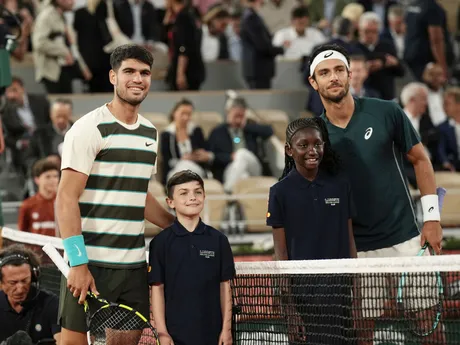 Carlos Alcaraz v zápase proti Lorenzovi Musettim počas semifinále Roland Garros 2025. 