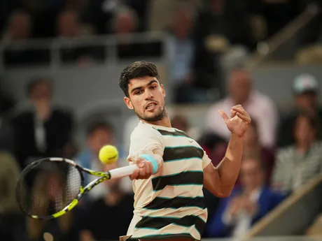 Carlos Alcaraz v zápase proti Lorenzovi Musettim počas semifinále Roland Garros 2025. 