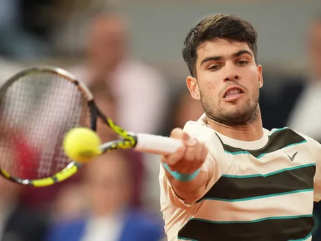 Carlos Alcaraz v zápase proti Lorenzovi Musettim počas semifinále Roland Garros 2025. 