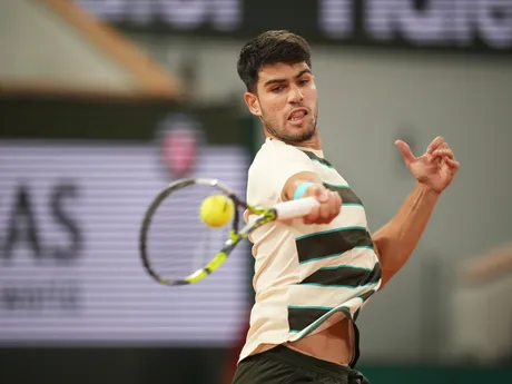 Carlos Alcaraz v zápase proti Lorenzovi Musettim počas semifinále Roland Garros 2025. 