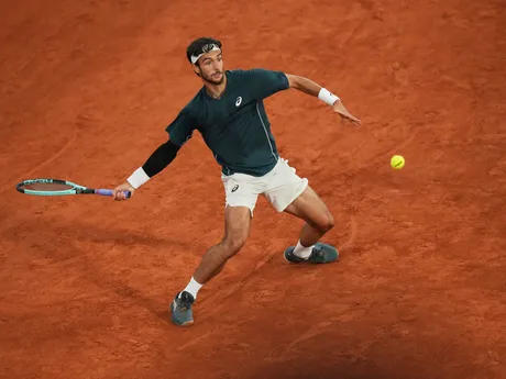 Lorenzo Musetti v zápase proti Carlosovi Alcarazovi v semifinále Roland Garros 2025. 