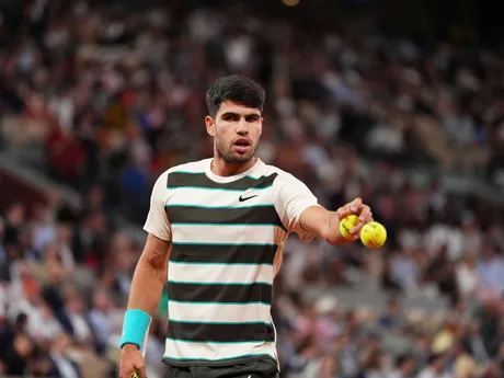 Carlos Alcaraz v zápase proti Lorenzovi Musettim počas semifinále Roland Garros 2025. 
