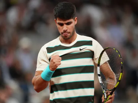 Carlos Alcaraz v zápase proti Lorenzovi Musettim počas semifinále Roland Garros 2025. 