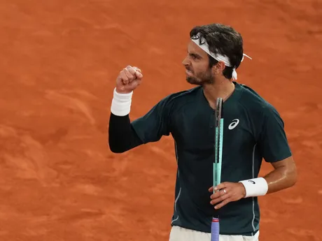 Lorenzo Musetti v zápase proti Carlosovi Alcarazovi v semifinále Roland Garros 2025. 