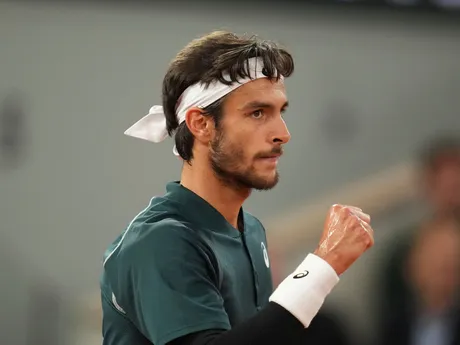 Lorenzo Musetti v zápase proti Carlosovi Alcarazovi v semifinále Roland Garros 2025. 