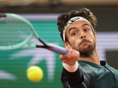 Lorenzo Musetti v zápase proti Carlosovi Alcarazovi v semifinále Roland Garros 2025. 