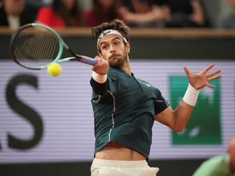 Lorenzo Musetti v zápase proti Carlosovi Alcarazovi v semifinále Roland Garros 2025. 