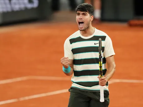 Carlos Alcaraz v zápase proti Lorenzovi Musettim počas semifinále Roland Garros 2025. 
