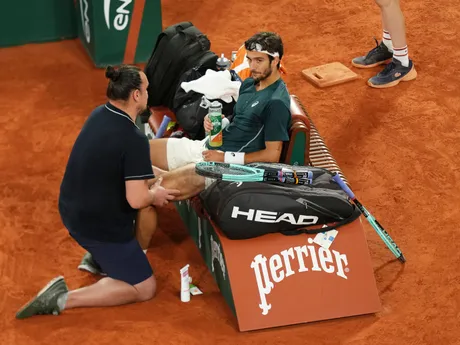 Lorenzo Musetti v zápase proti Carlosovi Alcarazovi v semifinále Roland Garros 2025. 