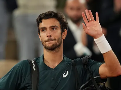 Lorenzo Musetti v zápase proti Carlosovi Alcarazovi v semifinále Roland Garros 2025. 