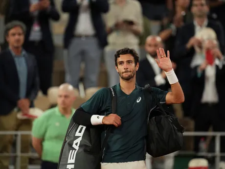 Lorenzo Musetti v zápase proti Carlosovi Alcarazovi v semifinále Roland Garros 2025. 