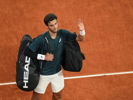 Lorenzo Musetti v zápase proti Carlosovi Alcarazovi v semifinále Roland Garros 2025. 