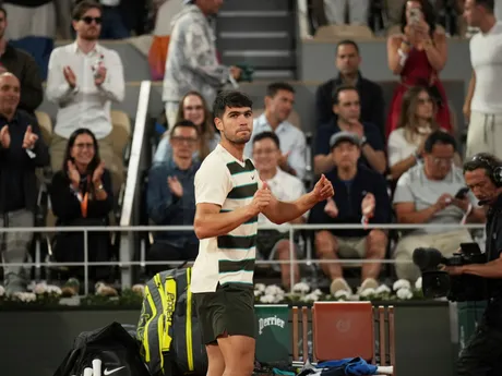 Carlos Alcaraz v zápase proti Lorenzovi Musettim počas semifinále Roland Garros 2025. 
