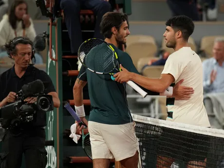 Carlos Alcaraz v zápase proti Lorenzovi Musettim počas semifinále Roland Garros 2025. 