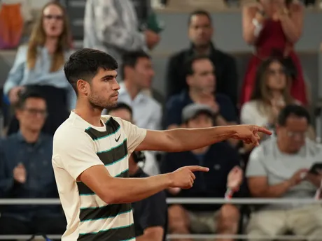Carlos Alcaraz v zápase proti Lorenzovi Musettim počas semifinále Roland Garros 2025. 