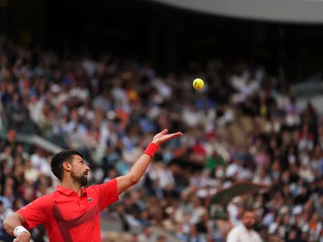 Novak Djokovič v semifinále Roland Garros 2025 proti Jannikovi Sinnerovi. 