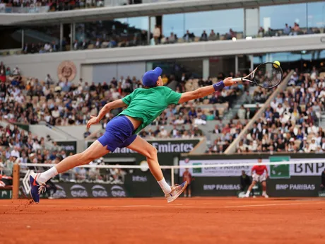 Jannik Sinner počas semifinále Roland Garros 2025 proti Novakovi Djokovičovi. 