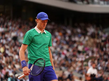 Jannik Sinner počas semifinále Roland Garros 2025 proti Novakovi Djokovičovi. 